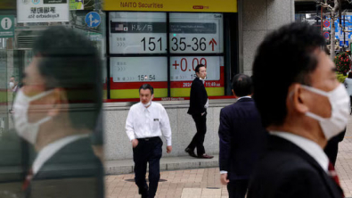 Asian Stocks Surge; Yen Extends Gains to Cap Wild Week