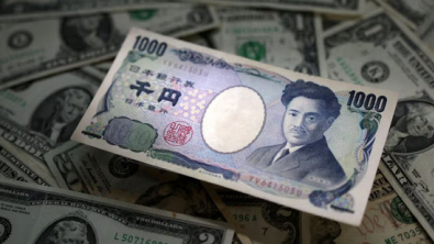 Yen Mired in Political Uncertainty; Dollar Firms ahead of Key Data