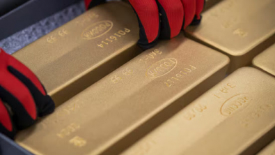 Gold Climbs to 10-Week Peak as Dollar Falls on Signs of Gradual Trump Tariffs