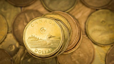 Canadian Dollar Forecasts Slashed on US Tariff Threat: Poll