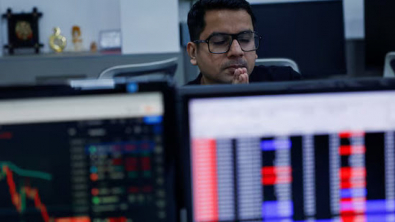 India's Blue-Chip Indexes Slip as Financials, IT Weigh