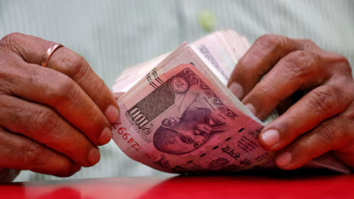 Rupee Weakens to Record Low Pressured by Foreign Portfolio Outflows