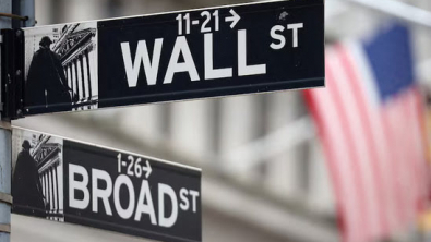 Wall St Ends Higher as Investors Digest Earnings, Rate Cut Prospects