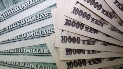 Yen Slumps as Japan's Election Clouds Rate Rise Prospects