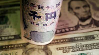 Yen Edges Higher While Dollar Still Reigns