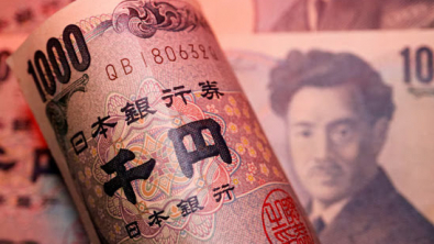 Yen Rises as Traders Look to BOJ, while Dollar Holds Steady