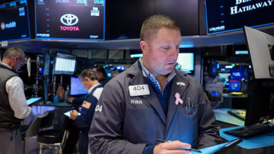 Wall St Stocks End Lower after Data, Tech Stocks Push Nasdaq Down